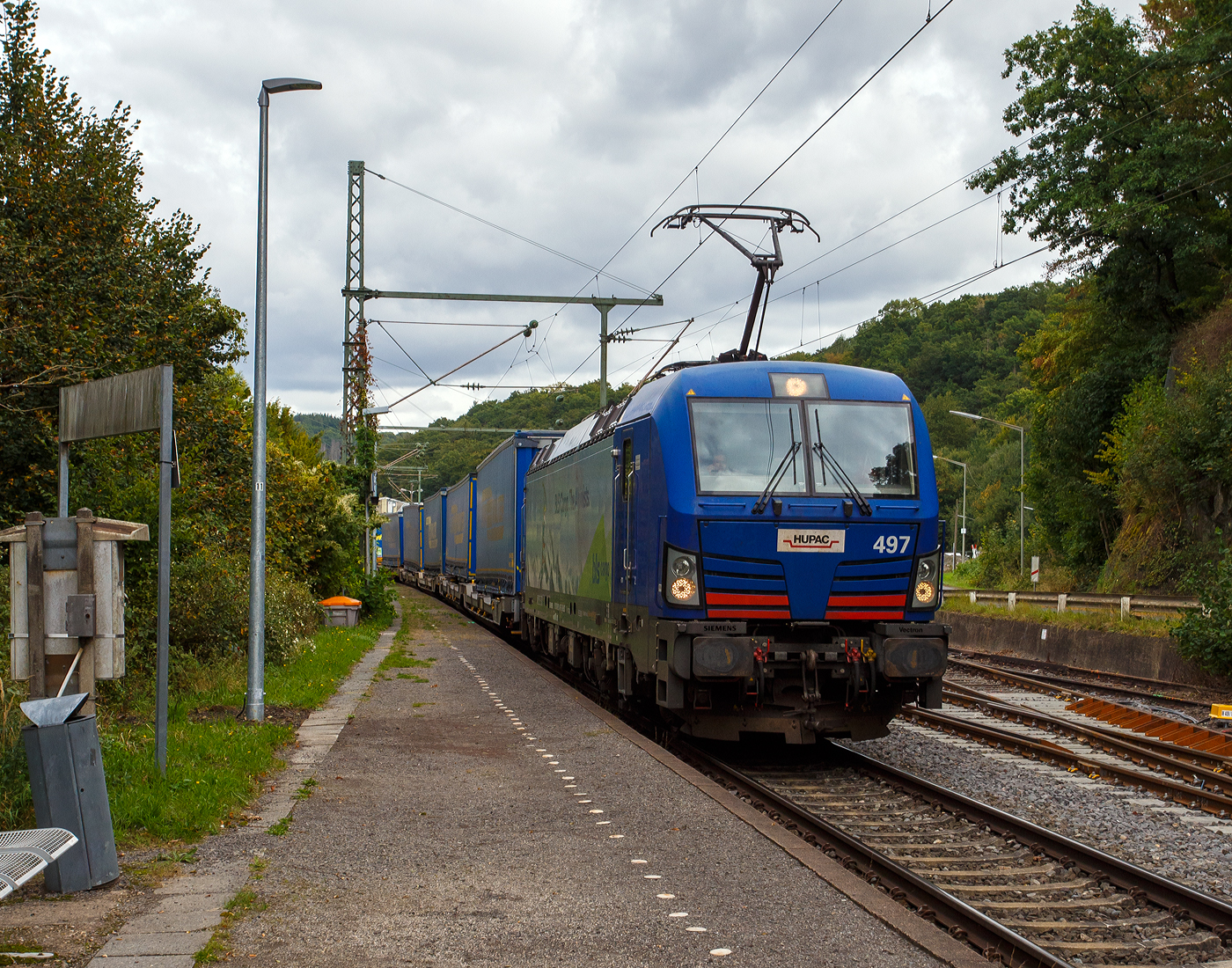 Die HUPAC 497 - 193 497 (91 80 6193 494-2 D-BLSC) fährt 22 September 2025 mit einem HUPAC KLV-Zug, auf der Siegstrecke durch Scheuerfeld/Sieg in Richtung Köln.

Die Siemens Vectron MS wurde 2018 von Siemens Mobilitiy in München-Allach unter der Fabriknummer 22386 gebaut und an die HUPAC SA. geliefert. Eigentümer der Lok ist die HUPAC Intermodal SA (Chiasso) und wurde bei der BLS Cargo AG eingestellt und vermietet. Sie ist in der Variante A22 -3d ausgeführt und hat so die Zugsicherungssysteme und die Zulassungen für Deutschland, Österreich, Schweiz, Italien und die Niederlande (D, A, CH, I, NL). Die Vectron MS hat eine Leistung von 6,4 MW und eine Höchstgeschwindigkeit von 160 km/h.