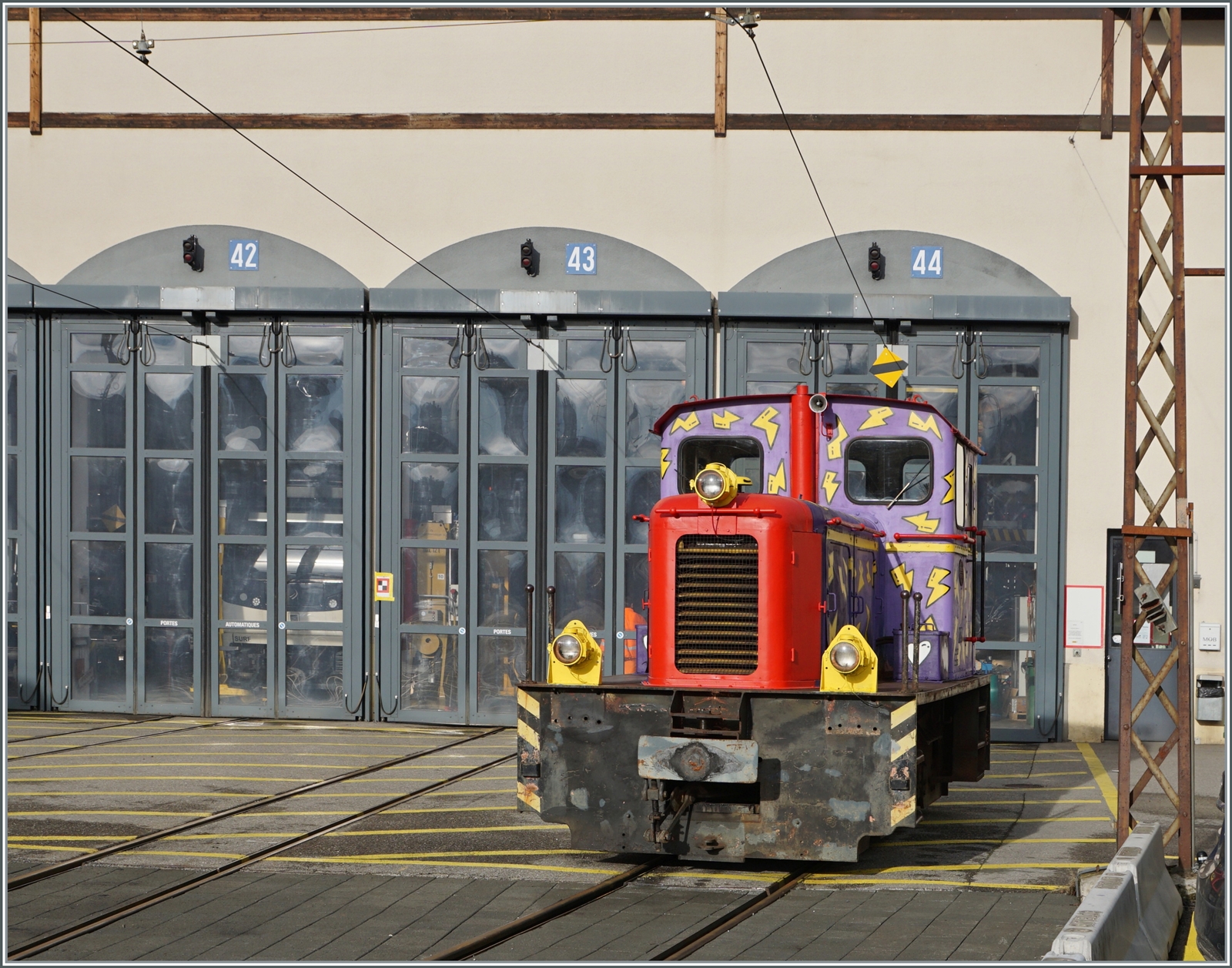 Die MOB V 121 zeigt sich herrlich bunt! am 27. Juli von Deutz unter der Fabriknummer 55736 als A6M517R bez. V 22 an die Euskirchener Kreisbahn geliefert, wurde die Lok 1972 auf Normalspur umgebaut und nach dem Kauf durch die MOB  1984 wieder auf Meterspur. 

Chernex, den 4. Januar 2023
