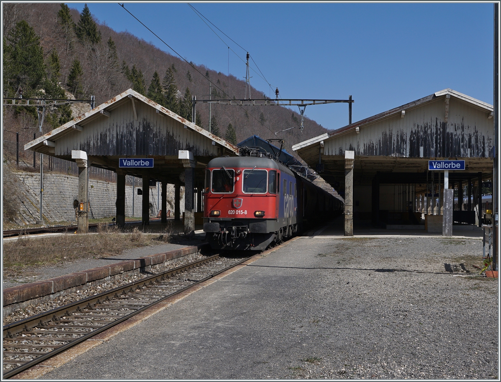 Die SBB Re 6/6 11610 (Re 620 010-9)  Spreitenbach  war an diesem Tage nicht die einzige Re 6/6 (Re 620) die den Weg in abgelegen Tal der Orbe fand: mit dem  Spaghetti -Zug erreicht die SBB Re 6/6 11615 (Re 620 015-8)  Kloten  den Grenzbahnhof Vallorbe.

24. März 2022