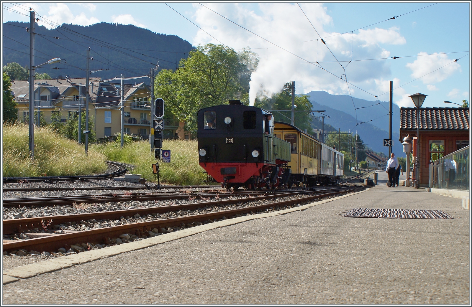 Die SEG G 2x 2/2 105 der Blonay-Chamby Bahn ist in Blonay angekommen und wartet mit ihrem Riviera Belle Epoque Zug auf die Weiterfahrt nach Vevey. 

29. Mai 2022