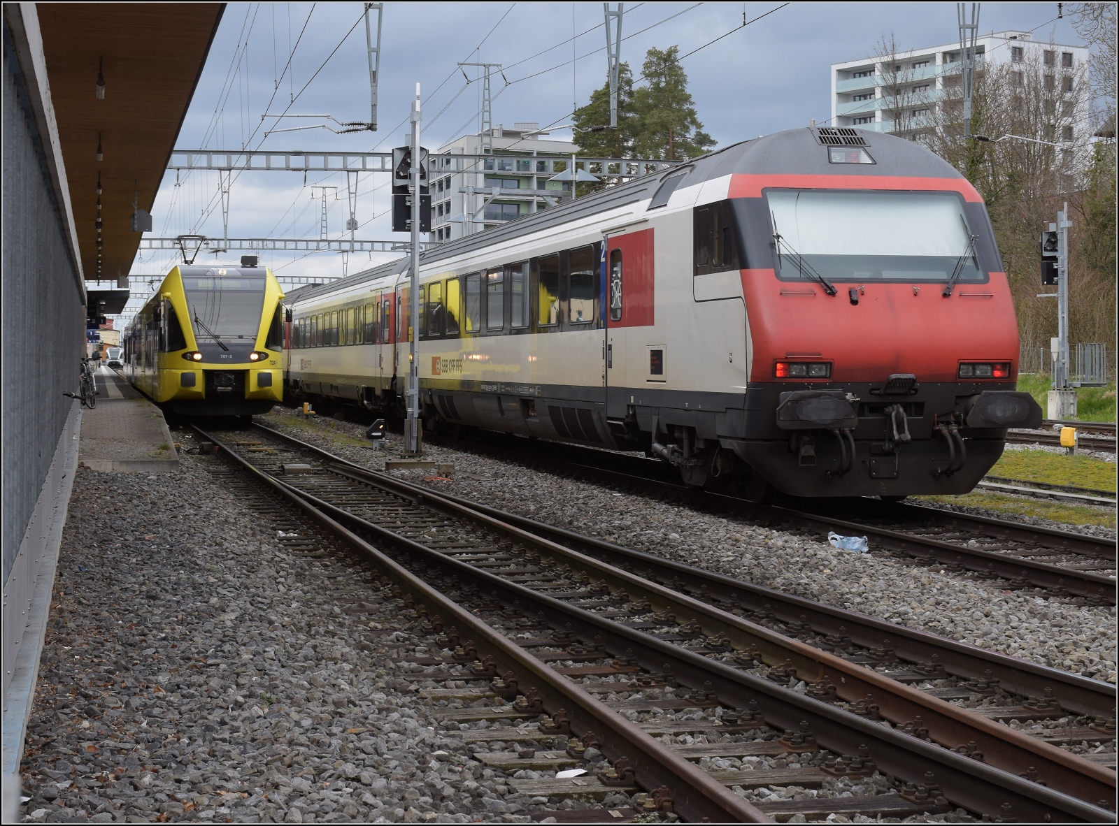 Dieser Tage streiken mal nicht Fahrzeuge, Weichen oder Signale im gro�en Kanton, sondern die Mitarbeiter.

Z�ge von und nach Konstanz enden bereits in Kreuzlingen. Hier steht ein IR aus EW IV mit Re 460 100 im Bahnhof. Man beachte die Position des Steuerwagens. Der zweite Zug ist eine Doppeltraktion kurzer Thurbo-GTW mit dem gelben RABe 526 707 und RABe 526 746. M�rz 2023.