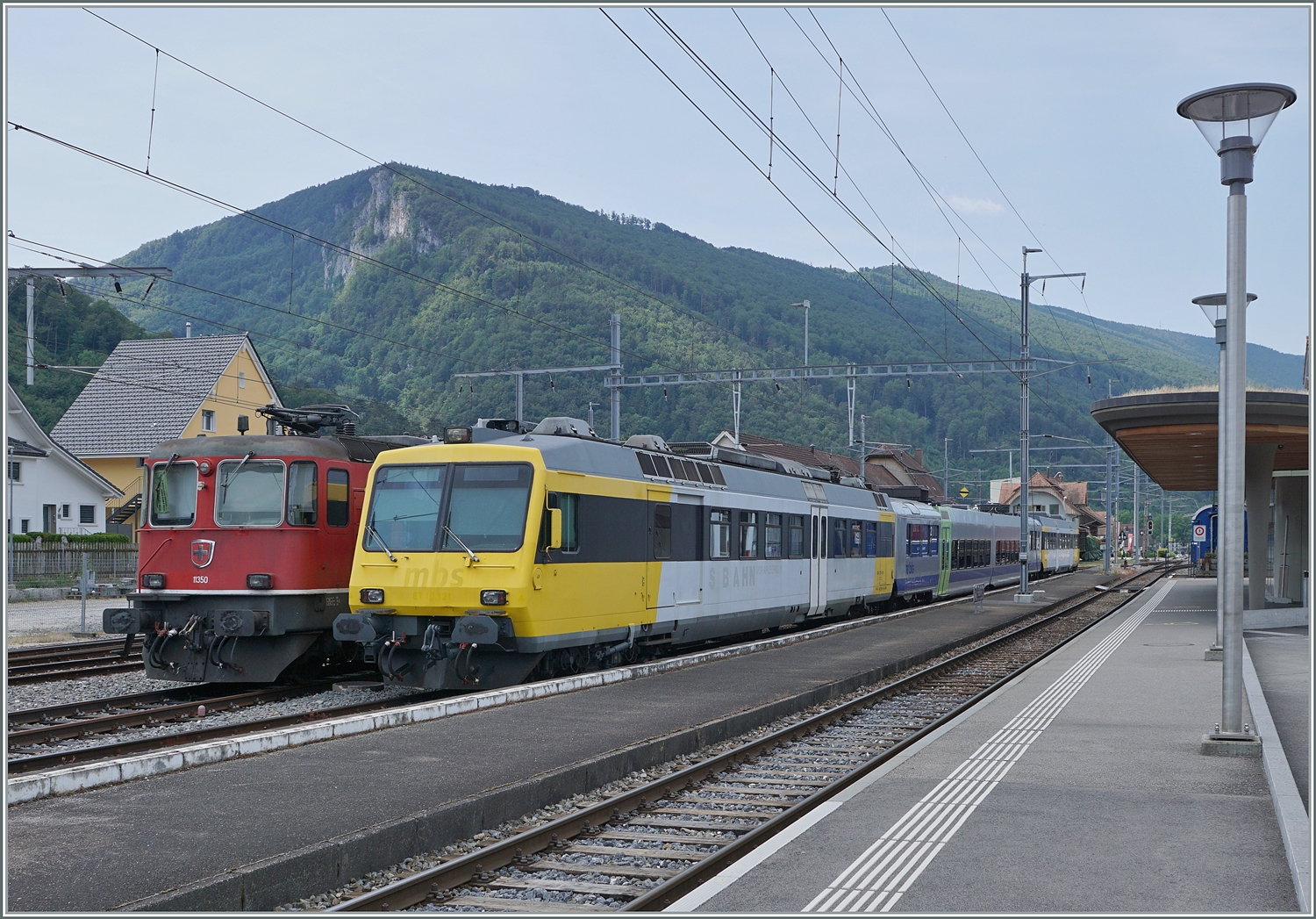 Durch Thal gefahren, und gestaunt, wie breit dies ist gab es in Balsthal erneut einen  BDe 4/4 Zug zu sehen, diesmal der ex MSB ET 10.121 mit dem ex MBS Steuerwagen ES 10 221 (nicht im Bild) der nun bei der OeBB als Ersatz für den SBB Domino vorgesehen ist und hier als RBDe 560 003 B 629 und *Bt 80-35 003  gelistet wird. 

* ex BLS
(Quelle der Fahrzeugbeeichnungen: SER 07/2023)

17. Juni 2023