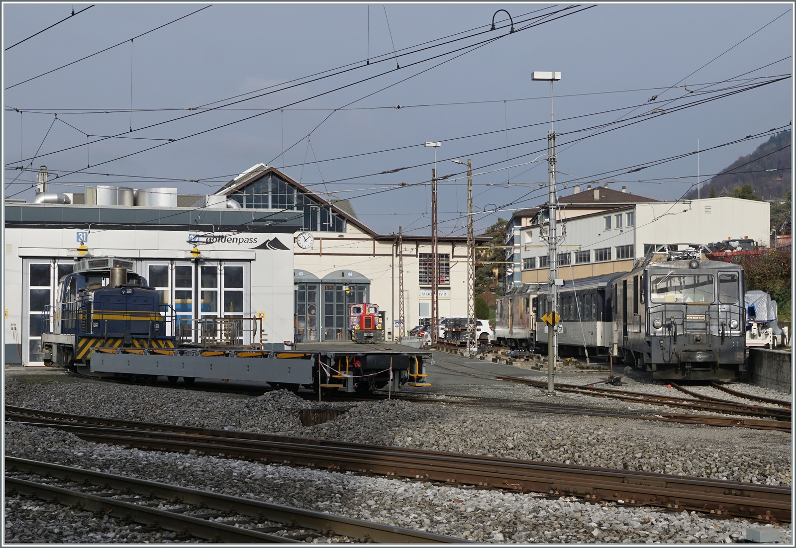 Ein Blick in die Ateliér MOB in Chernex; der Blick galt der MOB V 121, die sich im Hintergrund etwas versteckte, doch neben einer MOB Gm 4/4 und der GDe 4/4 6002 entdeckte ich beim der Bildbearbeitung auch einen Rochers de Naye Beh 2/4 im geschlossenen Dépôt. 

4. Jan. 2023
