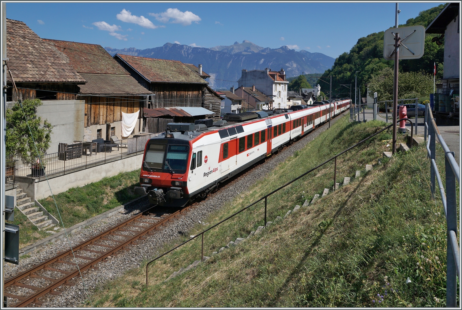 Ein Region Alps Zug in Doppeltraktion erreicht sein Ziel St-Gingolph (Suisse). 

16. Aug. 2022
