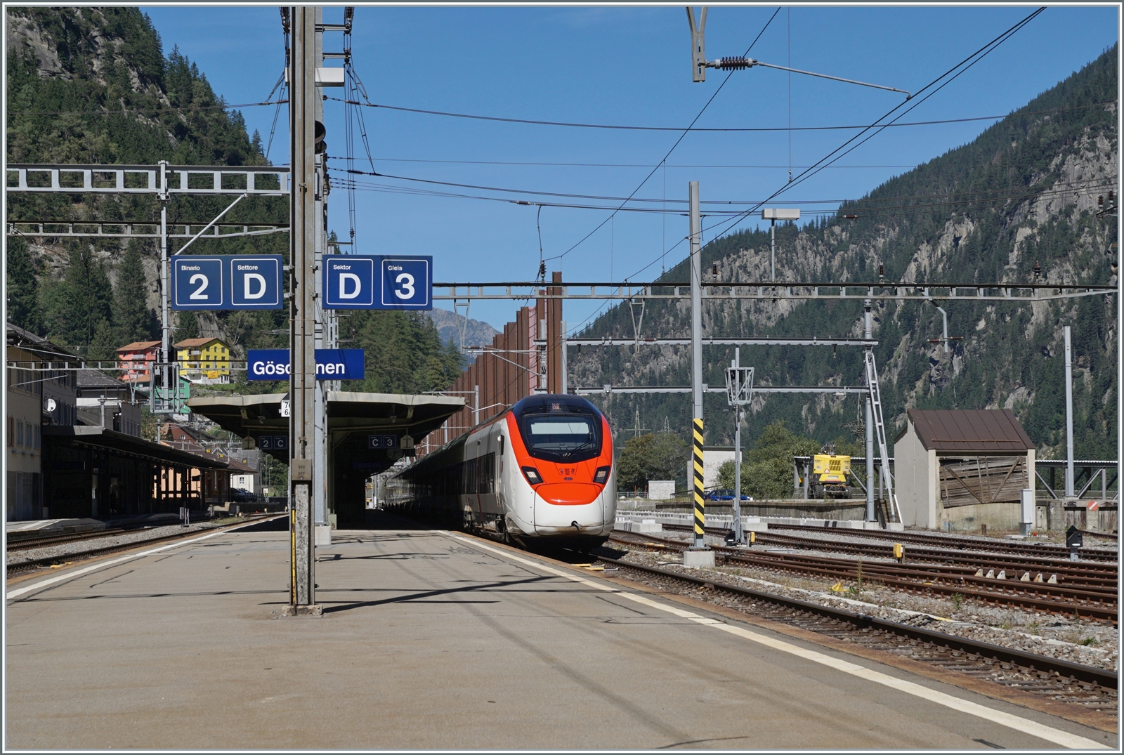 Ein SBB RABe 501  Giruno  ist als IC 10873 auf dem Weg von Zürich HB nach Lugano und fährt durch den Bahnhof von Göschenen. Rechts im Bild sind die kaum noch genutzten Gleise des Bahnhof zu sehen. Die Fahrleitung ist grösstenteils abgebaut, ein Umstand, welcher dank den noch vorhanden Fahrleitungsmasten kaum auffällt.

4. Sept. 2023