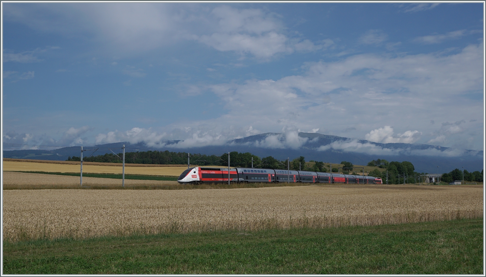 Ein TGV Lyria ist bei Arnex auf dem Weg von Paris Gare de Lyon nach Lausanne.

4. Juli 2022