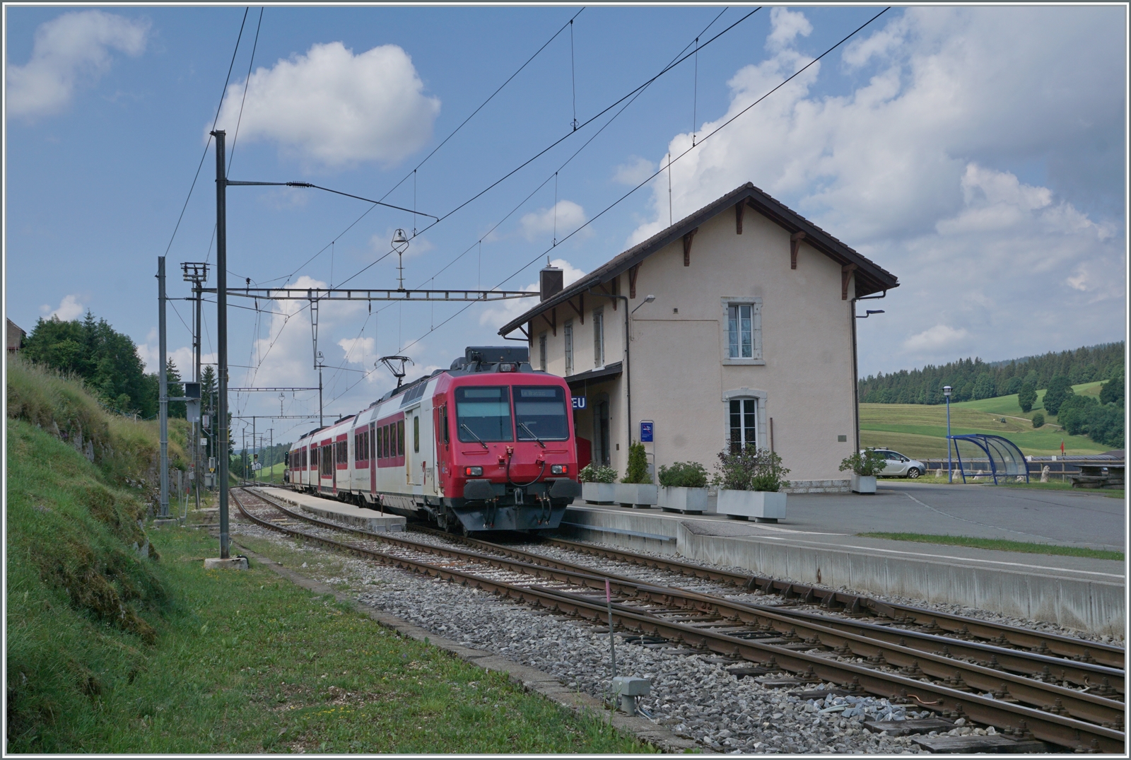 Ein Travys Domino RBDe 560 beim Halt in Le Lieu.

16. Juni 2022