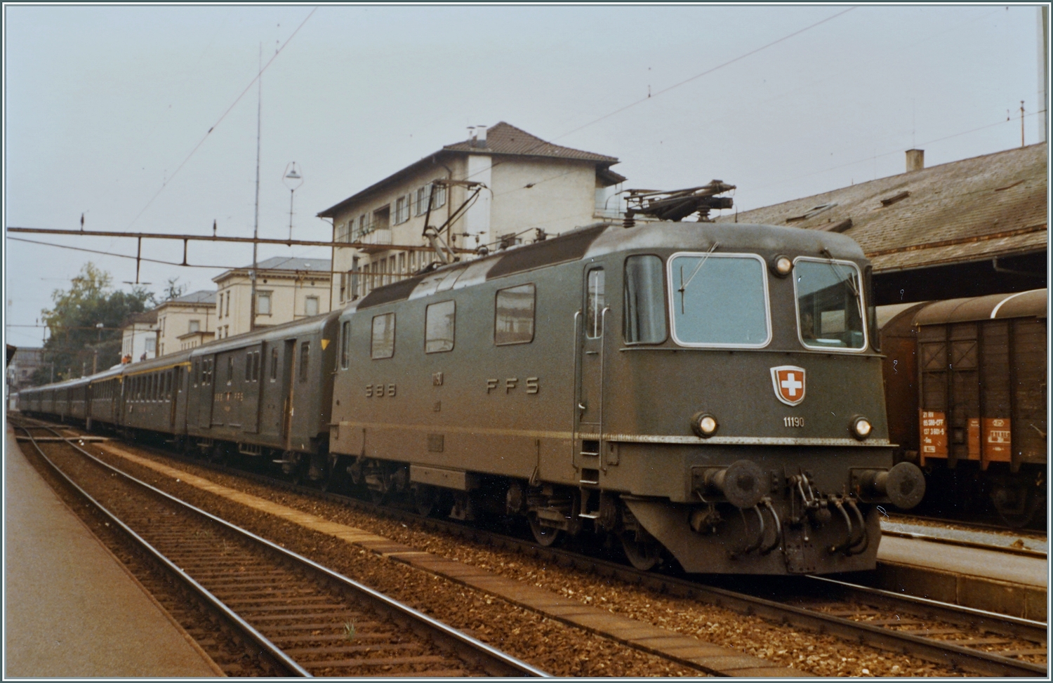 Ein typischer Jurasüdfuss Schnellzug Mitte der 80er mit der Re 4/4 II 11190 beim Halt in Aarau. Damit ich den Zug nicht abschneide, habe ich weitgehnd auf das Ausrichten verzichtet. 

30. Sept. 1984 