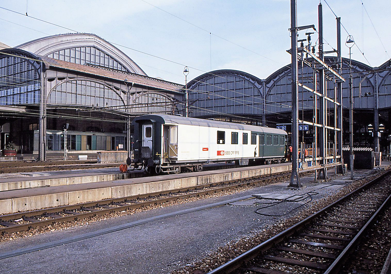 Einige Umbauwagen wurden zu Dienstwagen hergerichtet, hier 60 85 99-03 910  Wagenreinigung Instruktionswagen  in Basel SBB, 21. November 1989. Der Wagen k�nnte der ehemalige AB 4112 sein, aus der Umbauserie von 1958-1961, bis 1986 ausrangiert.  