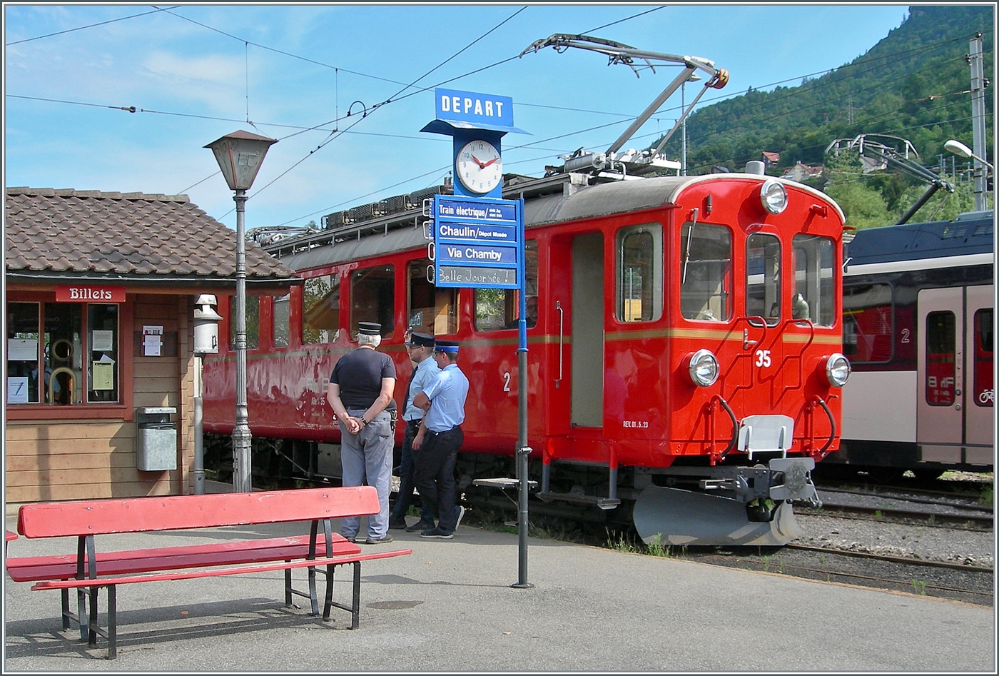 Es könnte ein Alltagsbid aus vergangen Zeiten sein: an einem Sommertag wartet ein der RhB Bernina Triebwagen auf seine (wenigen) Fahrgäste und die nahende Abfahrtszeit; das Personal geniesst den ruhige Ambiente.

So eindrücklich verträumt zeigt sich der ABe 4/4 I 35 der Blonay - Chamby Bahn in Blonay...

19. Juli 2025