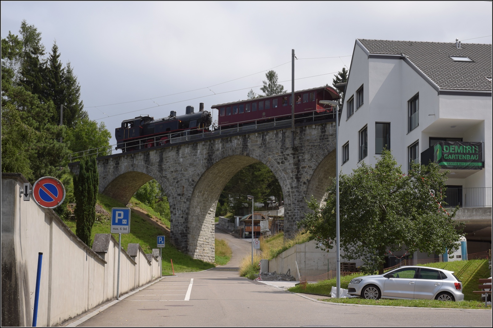 Fahrtag im Zürcher Oberland. 

Eb 3/5 9 der BT auf dem Viadukt in Bauma. Bei diesem Motiv sitzt man doch ein wenig länger beim Ausrichten, bis es einigermassen ansehnlich wirkt. Hat sich aber in meinen Augen gelohnt. Juli 2023.