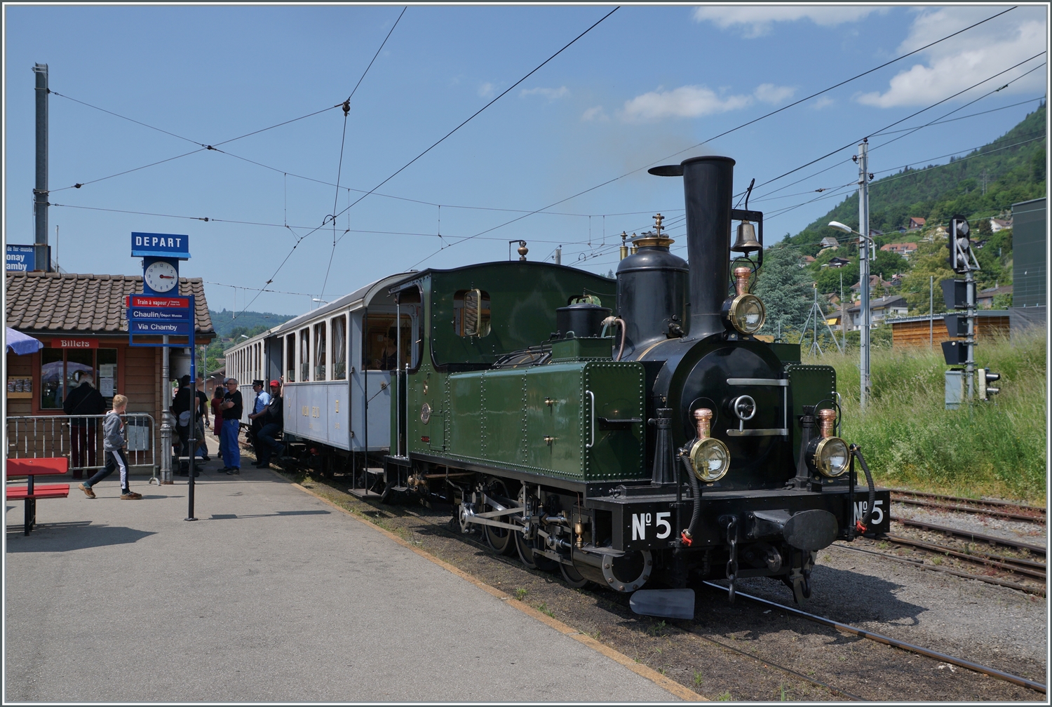 Festival Suisse de la vapeur (Schweizer Dampffestival) 2023 - Immer wieder faszinierend, dass eine 1890 gebaute Lok heute noch funktioniert. Die LEB G 3/3 N° 5 der Blonay - Chamby Bahn wartet in Blonay mit ihrem schmucken Zug auf die Fahrt nach Chaulin.

29. Mai 2023