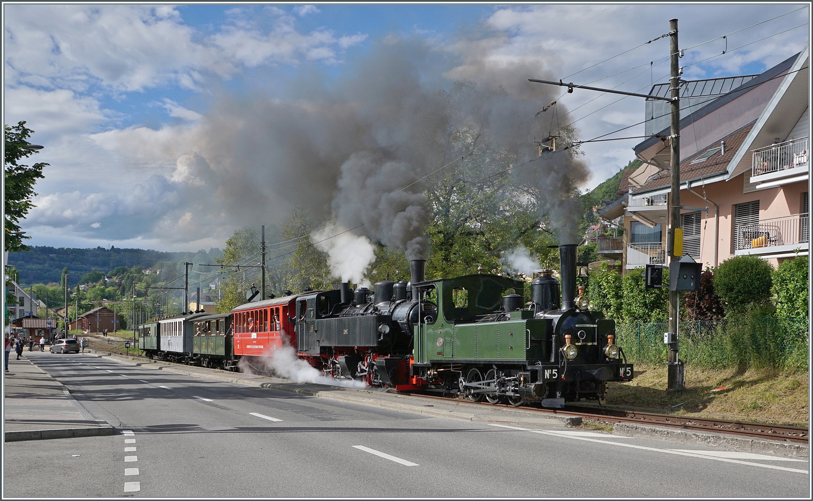 Festival Suisse de la vapeur (Schweizer Dampffestival 2024) - Die LEB G 3/3 N° 5 und SEG G 2x 2/2 105 beide bei der Blonay-Chamby Bahn, verlassen in Doppeltraktion den Bahnhof von Blonay in Richtung Chamby. 

19. Mai 2024