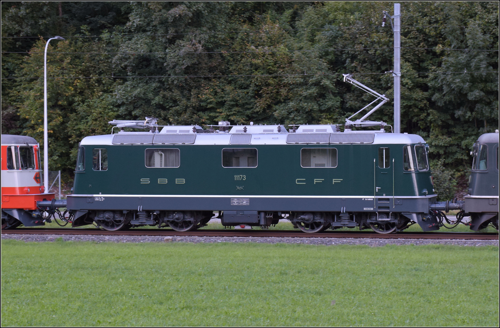 Grosses BoBo-Treffen in Balsthal - Prolog.

60 Jahre Re 4/4 II in der Schweiz, das musste mit einem Fest gewürdigt werden. Die OeBB nahm sich der Aufgabe an und so strömte man zum rundum gut kuratierten Fest nach Balsthal und in die Klus. Stellvertretend  Re 4/4 II 11173 direkt aus der Märklinschachtel, pardon... in der Äusseren Klus, liebevoll durch die DSF in den Originalzustand zurückversetzt.

Oensingen, September 2024.