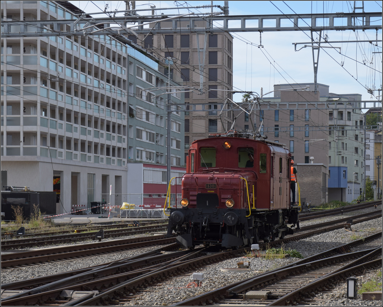 Historische Seethalbahn in Aktion.

De 6/6 15301 rangiert für die Rückfahrt in Emmenbrücke auf die andere Seite des Museumszuges. Nebenbei bemerkt: Unter dem blauen Würfel im Haus führt die Werksbahn mitten durch das Haus zum Stahlwerk. September 2024.