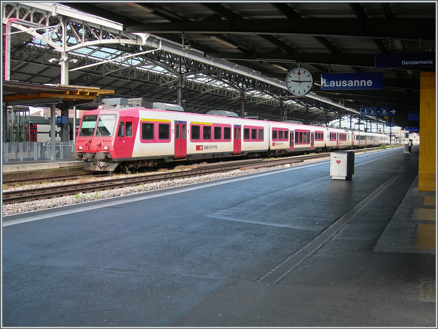 In Lausanne wartet die S 40 24633 bestehend aus zwei SBB Domino Zügen auf die Abfahrt nach Palézieux, wobei unschwer zu erkennen ist, dass der führend Domino aus den ex Travys ABt NPZ DO 50 85 39-43 984-6 CH-SBB, B NPZ DO 50 85 29-43 384-1 CH-SBB und dem RBDe 560 DO 94 85 7 384-0 SBB-CH besteht. Infolge Bauarbeiten pendelte der Zug zwischen Palézieux und Lausanne hin und her und wendete jeweils auf Gleis 3, dies gab mir am Vormittag (während der Kaffeepause) die Gelegenheit, den Zug im  richtigen  Licht fotografieren zu können.

10. Mai 2025