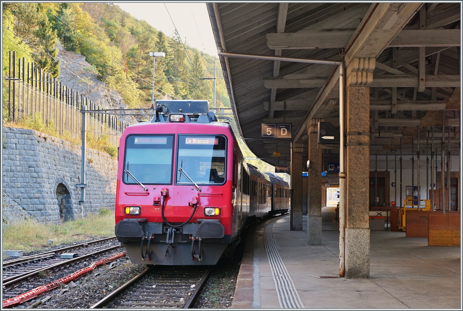 In Vallorbe wird der  neue  Schülerzug nach Le Brassus bereit gestellt. Der Regionalzug 7914 besteht aus dem führenden SBB ABt 984 (ABt NPZ DO 50 85 39-43 984-6 CH-SBB), dem B (B NPZ DO 50 85 29-43 384-1 CH-SBB) und dem schiebenden SBB RBDe 560 384-0 (RBDe 560 DO 94 85 7 560 384-0 CH-SBB). 

15. August 2022