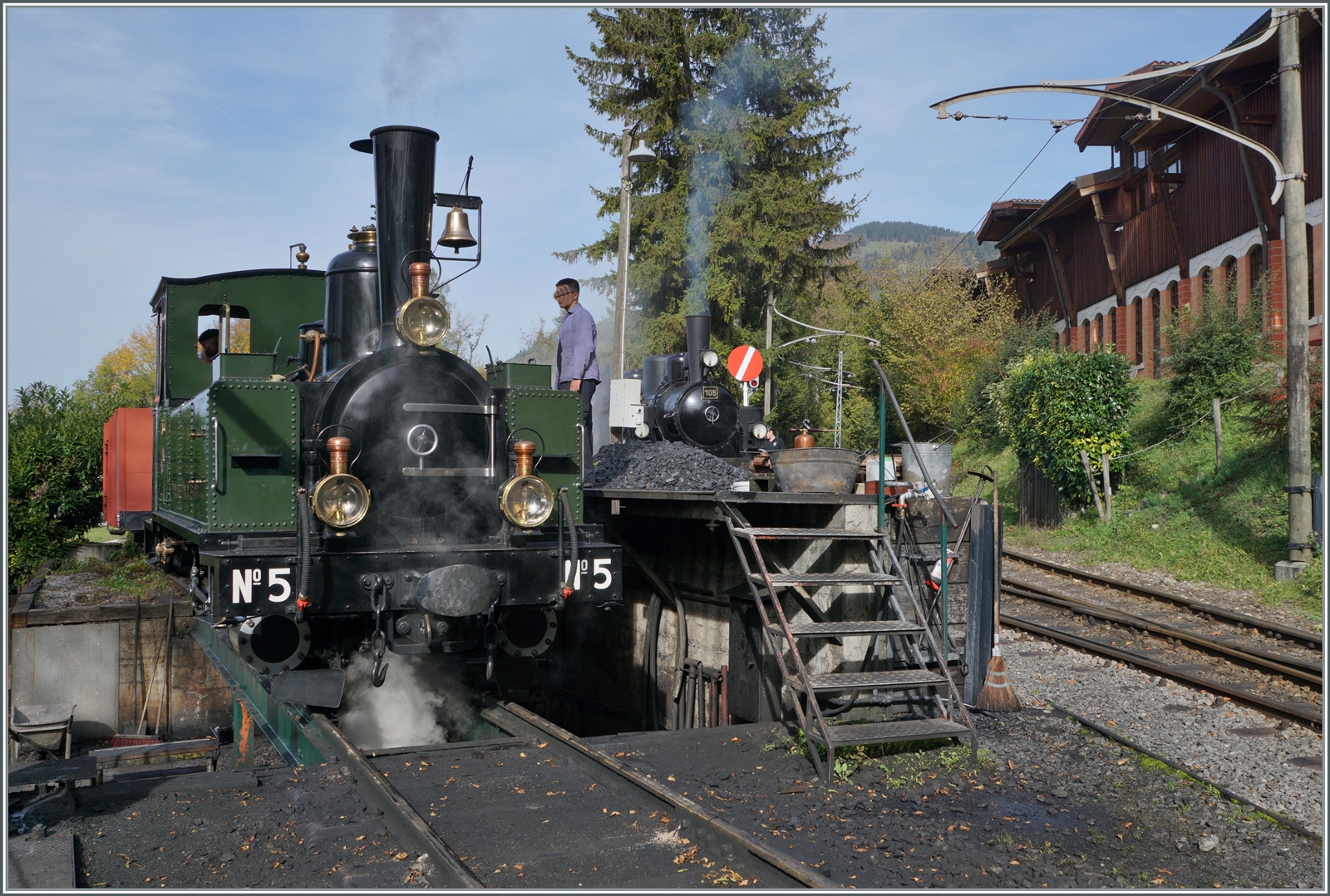  La DER de la Saison!  (Saisonabschlussfeier der Blonay-Chamby Bahn 2022) - die G 3/3 
N° 5 (Baujahr 1980) wird in Chaulin frisch bekohlt. 

29. Oktober 2022