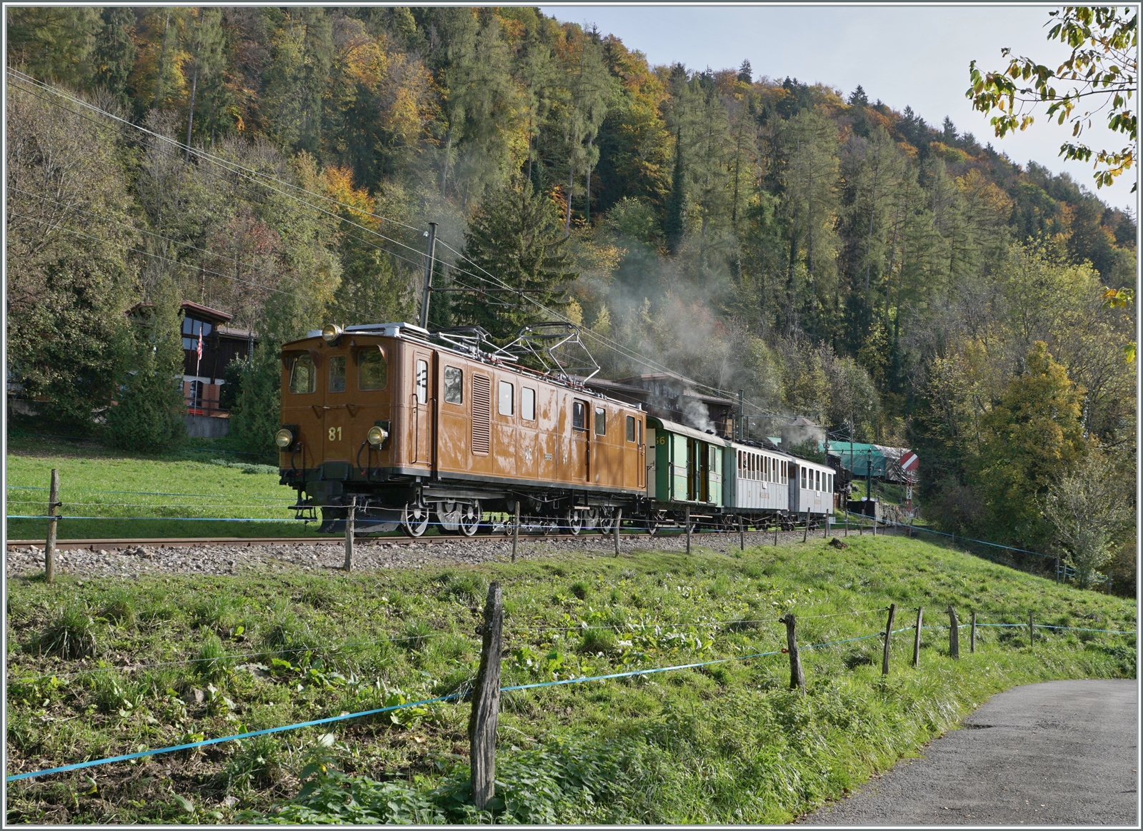  La DER de la Saison!  (Saisonabschlussfeier der Blonay-Chamby Bahn 2022): Es dampft, es raucht es rattert, die Ge 4/4 81 in wieder in der Obhut der B-C und zeigt sich im Gegenlicht mit ihrem morgendlichen Reisezug 16E bestehend aus den MOB 22 und 61 und dem CEG 36 auf der Fahrt nach Blonay.

30. Oktober 2022 