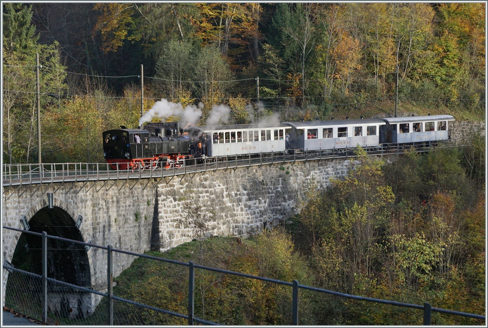 La DER de la Saison! (Saisonabschlussfeier der Blonay-Chamby Bahn 2022) - Die SEG G 2x 2/2 105 erreicht mit einem aus passenden Wagen gebildeten Museumszug bei Vers-Chez Robert den Baye de Clarens Viadukt. 

30. Okt. 2022 