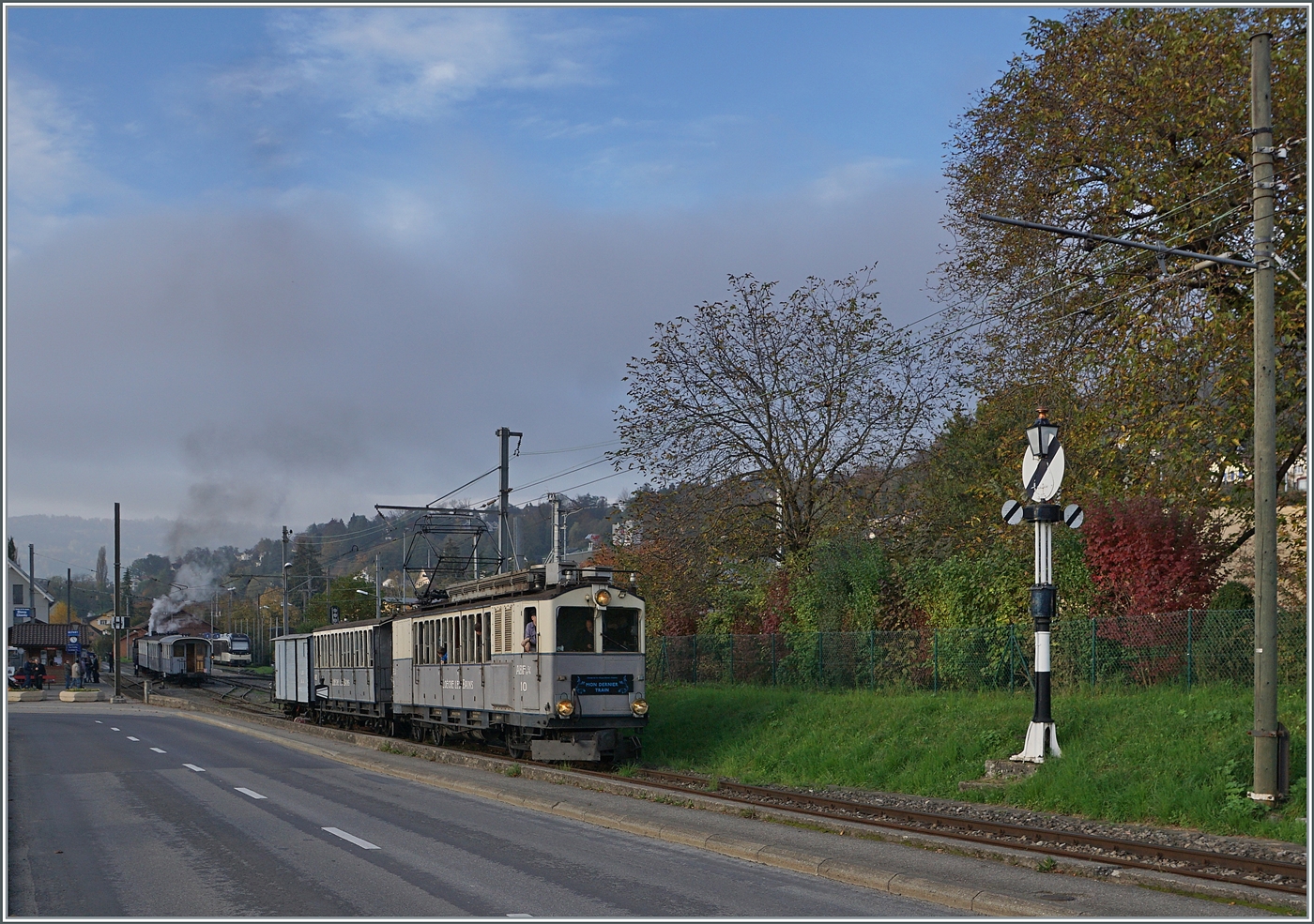 La DER de la Saison 2024!  Mon dernier Train - Mein letzter Zug . Nochmals richtig fein gepfiffen, und dann setzte sich der Zug in Bewegung, passierte das Ausfahrsignal von Blonay und fährt nun nach Chaulin. Ein Abschiedsbild mit den wohl eizigsten Sonnenstrahlen des heutigen Tages bei der Abfahrt des LLB ABFe 2/4 10 der Blonay-Chamby Bahn in Blonay.

26. Okt. 2024