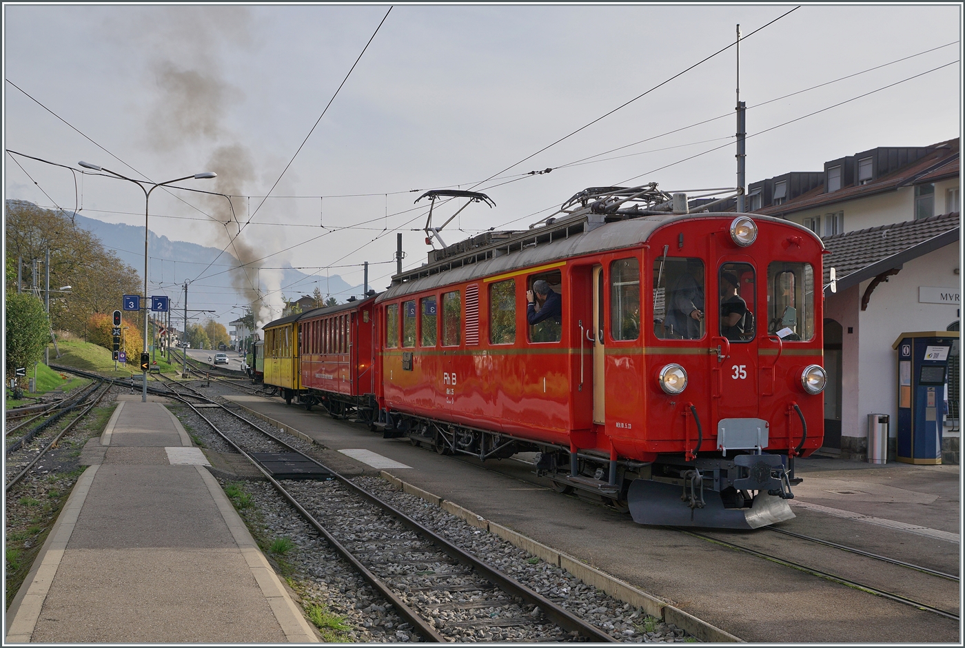 La DER de la Saison / Das Saison Ende der Blonay Chamby Bahn 2024 - Seit einigen Jahren zeigt die Blonay Chamby Bahn zum Saison Ende mit einem verdichteten Fahrplan noch einmal ihre herrlichen Fahrzeuge im Einsatz. In Blonay wartet der Bernina Bahn RhB ABe 4/4 N° 35 mit dem Riviera Belle Epoque auf die Abfahrt nach Vevey. 

27. Okt. 2024