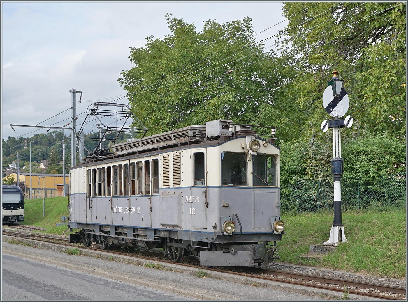 Les chemins de fer disparus - Die verschwundenen Bahnen (LLB 1915 - 1967) Der Leuk Leukerbad Bahn (LLB) Triebwagen mit der Anschrift ABFe 2/4 N° 10 der Blonay Chamby Bahn beim Manöver in Blonay. 

14. September 2025