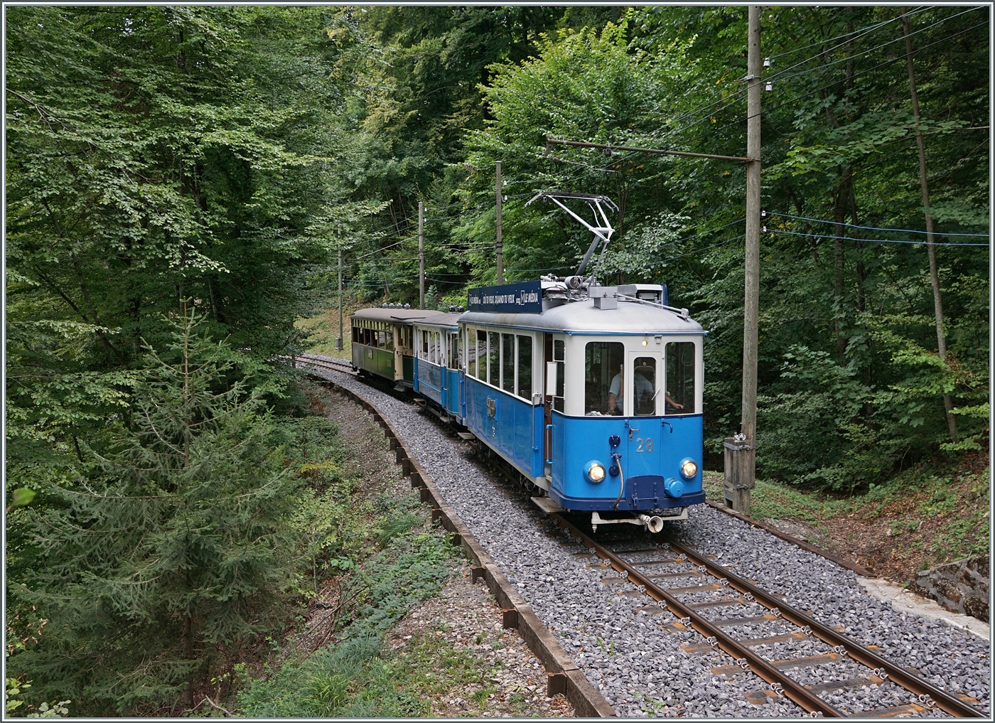 Les chemins de fer disparus - Die verschwundenen Bahnen (Tramway de Lausanne 1896 - 1964) - Der Ce 2/3 ist mit zwei Anh�ngern mitten im Wald kurz vor Vers Chez Rober auf dem Weg nach Chamby. 

13. September 2025