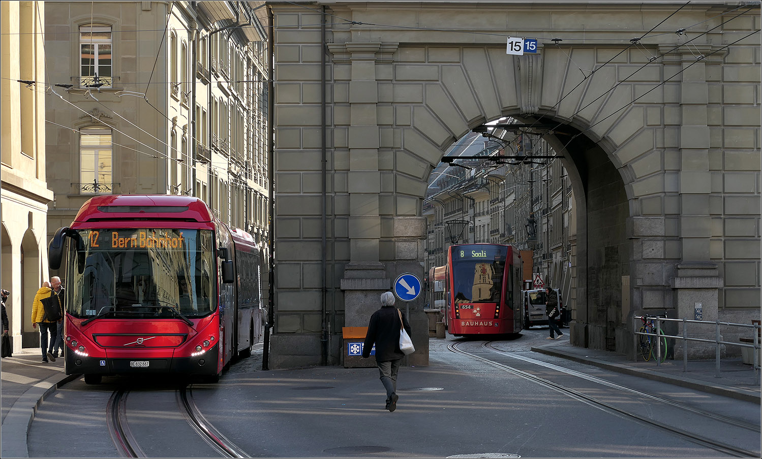 Mit Peter unterwegs in Bern - 

Combino Tram 654 fährt nach der Durchfahrt des Käfigturms in einen älteren Teil der Altstadt ein, während ein Trolleybus der Linie 12 den Turm in Gegenrichtung auf der Nordseite umfährt.

07.03.2025