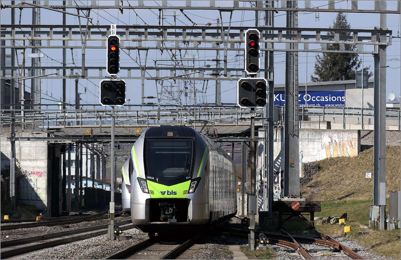 Mit Peter unterwegs in Bern - 

RABe 528 214 kurz vor der Durchfahrt des Bahnhofes in Gümligen auf der Strecke Bern - Thun. Etwas vom Gegenzug ist daneben noch sichtbar.

07.02.2025 