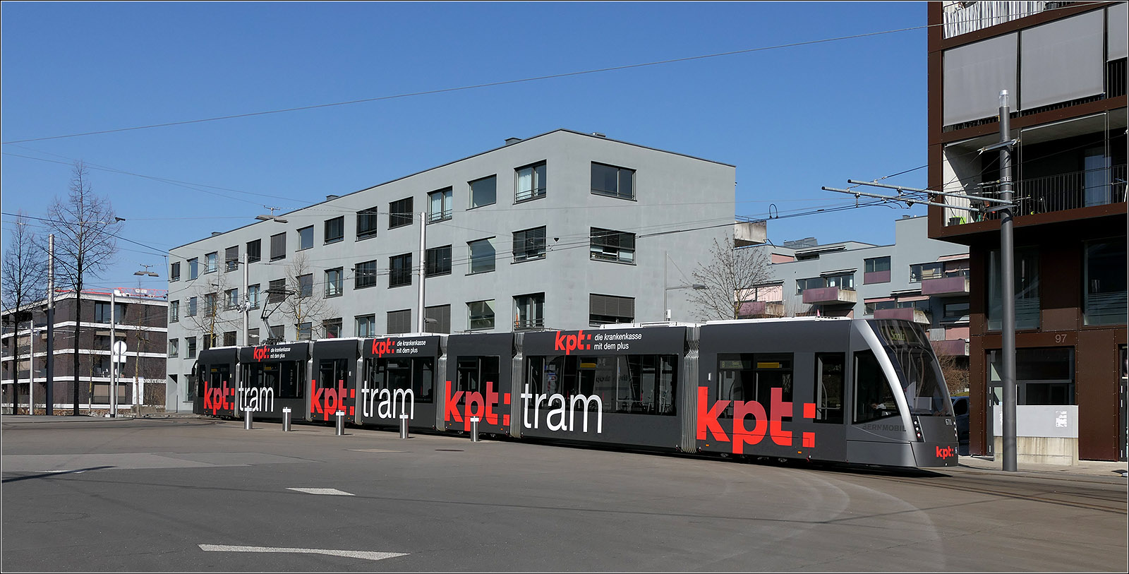 Mit Peter unterwegs in Bern - 

Combino Classic 670 auf der Linie 8 nach Saali verlässt die weit im Westen von Bern liegende Endstation am Bahnhof Bern Brünnen Westside.

Das Westside ist ein großes Einkaufszentrum des Architekten Daniel Libeskind, das hier am Stadtrand von Bern gebaut wurde, hier aber nicht im Bild zu sehen.

07.03.2024
