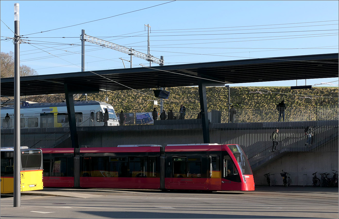 Mit Peter unterwegs in Bern - 

Vor dem Bahnhof Bern Brünnen Westside steht ein Combino Classic Tram an seiner Endhaltestelle an der Schleife. Neben der Bahn kann auch zum Bus umgestiegen werden.

07.05.2025
