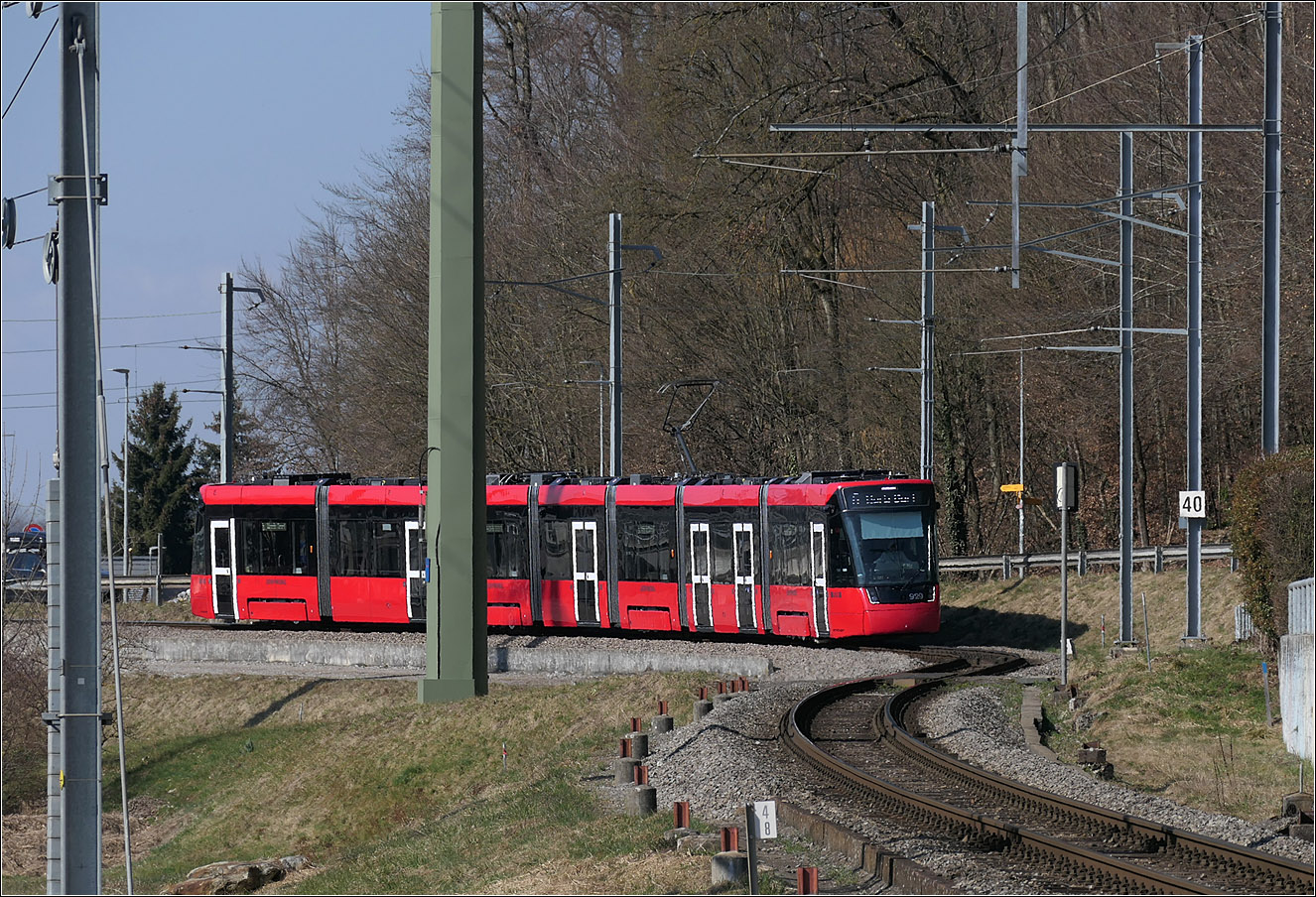 Mit Peter unterwegs in Bern -

Von der Überführung über die Strecke Bern - Thun kommend fährt Tramlink 929 in die s-förmige Streckenführung beim Bahnhof Gümligen ein.

07.03.2025
