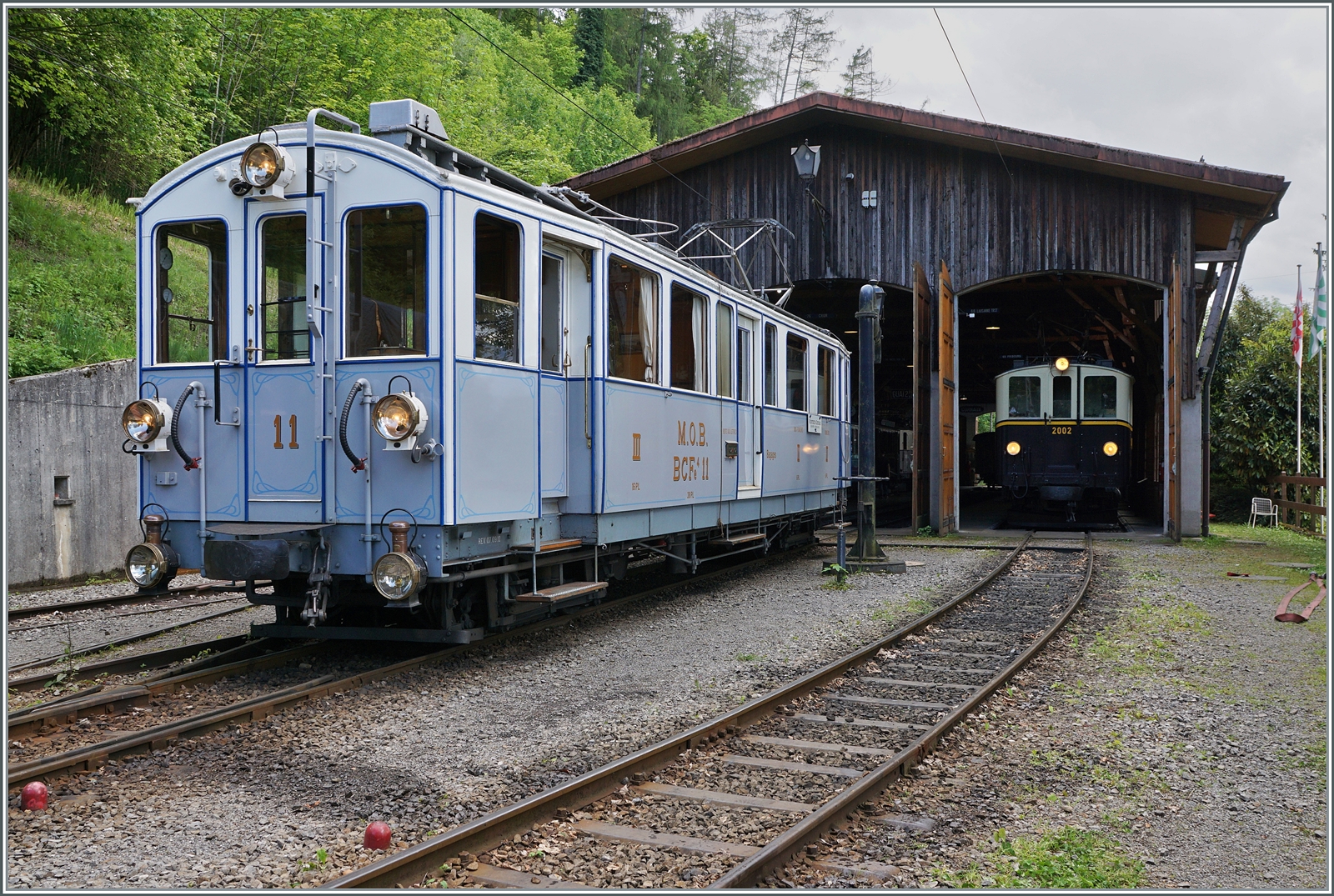 MOB BCFe 4/4 N° 11 von 1905 (SIG / EGA) und FZe 6/6 N° 2002 von 1932 (SIG / BBC) heute beide im Besitz der Blonay-Chamby Bahn, in Chaulin. 

19. Mai 2024
 
