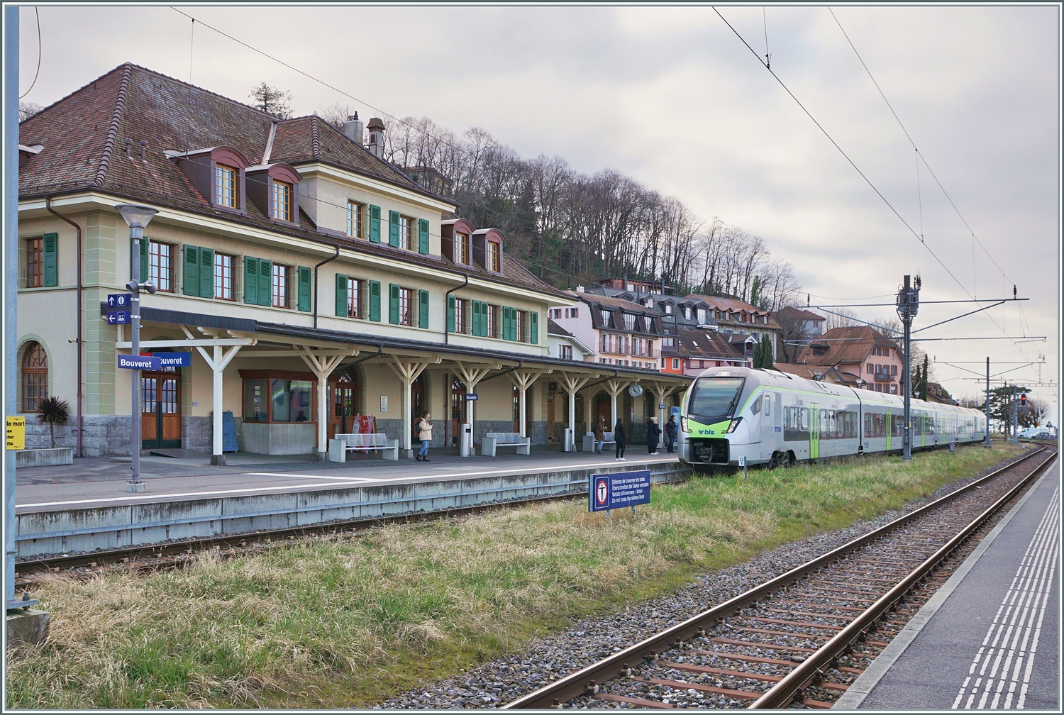 Nachdem der BLS RABe 528 109 einige Zeit in St-Gingolph gestanden hat, nimmt er die lange Fahrt als R 91 6125 nach Brig in Angriff und erreicht Bouveret, den ehemaligen Grenzbahnhof und östlichste Station am Genfer See. 

4. März 2024