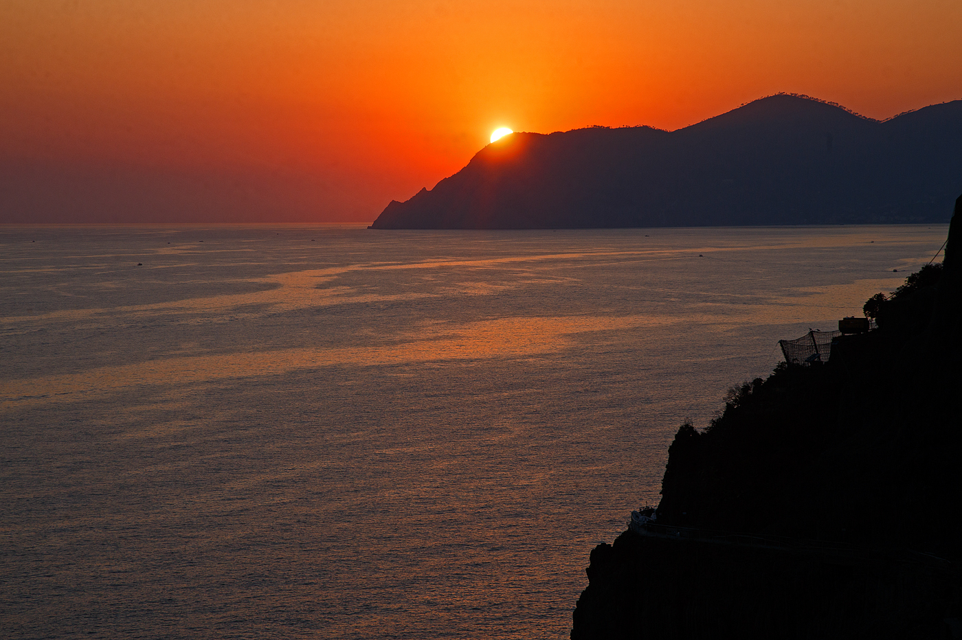 Nun ist die Sonne fast verschwunden......
Riomaggiore (Cinque Terre) am 21.07.2022.
