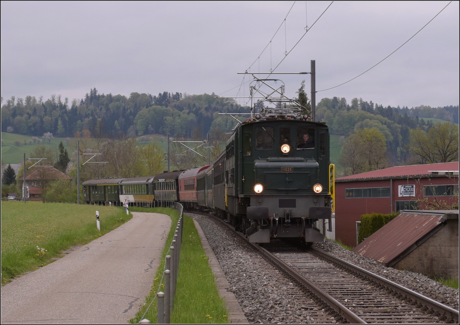 Rundfahrt vom Bodensee durchs Emmental mit 23 058 und Ae 4/7 11022.

Ae 4/7 11026 in Kleindietwil. April 2023. 