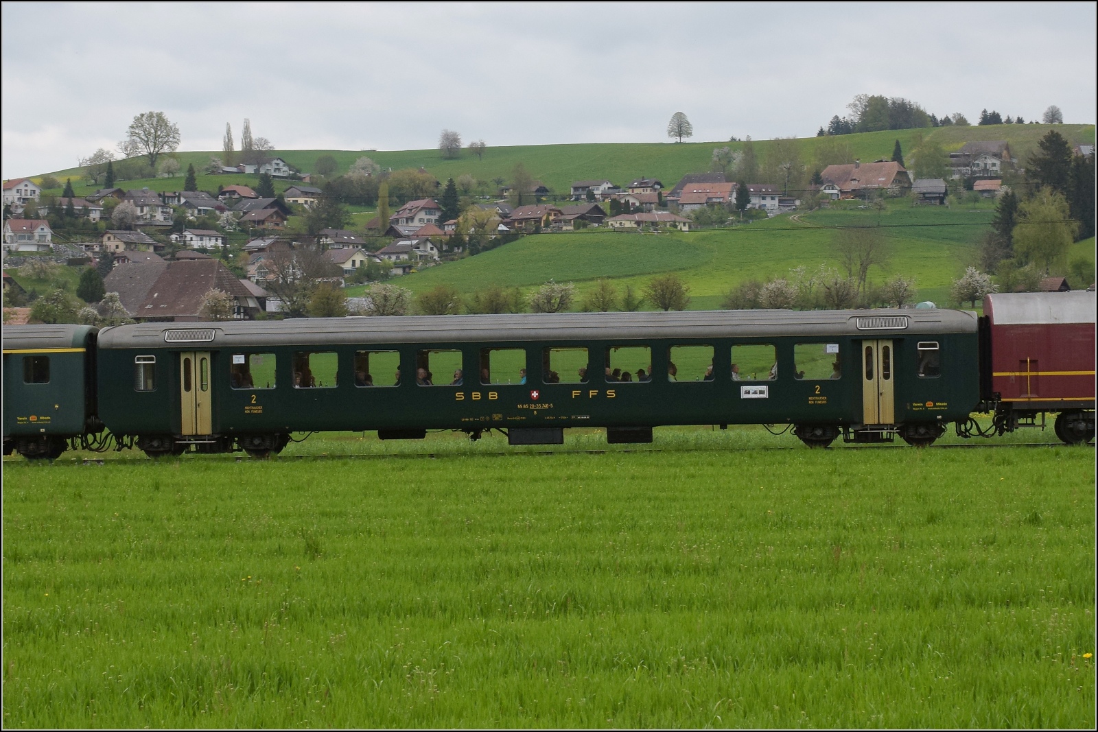 Rundfahrt vom Bodensee durchs Emmental mit 23 058 und Ae 4/7 11022.

EW I-Wagen 55 85 20 35-746-5 in der Version SBB zweite Klasse, heute dem Verein Mikado 1244 geh�rend. Hendschiken, April 2023.