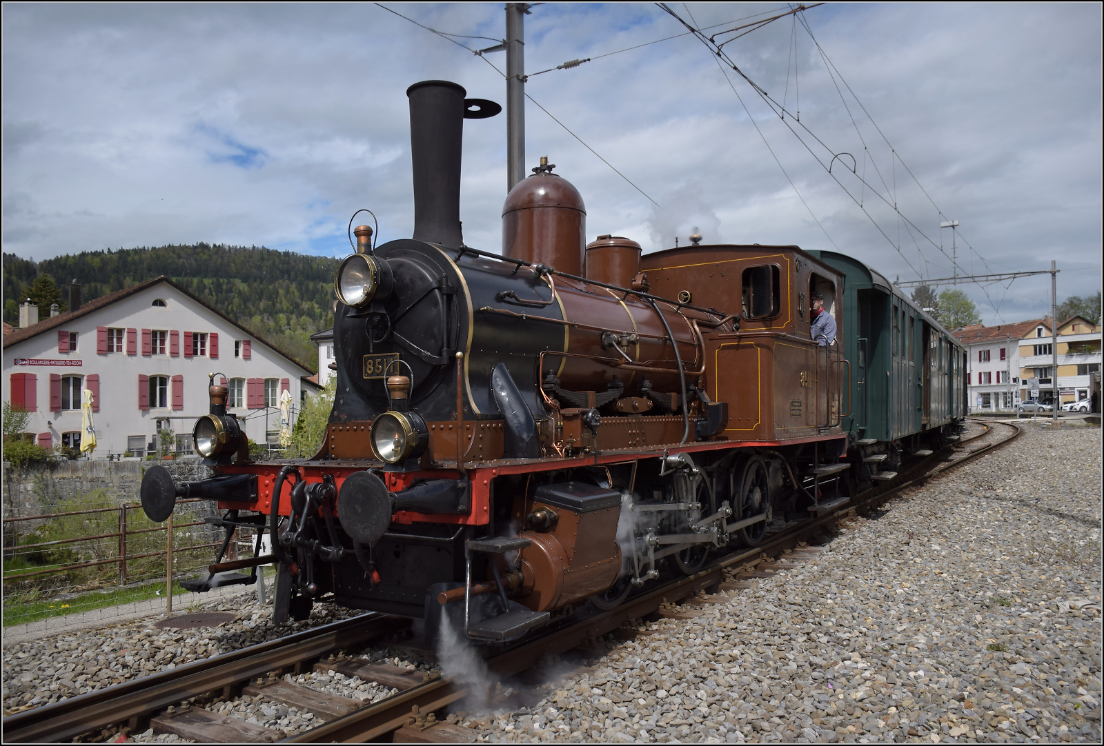 Train au fil de l'Areuse.

E 3/3 5811 in Couvet. Angesichts des bevorstehenden Streckenumbaus darf bei diesen Bildern der Dampfzug die Nebensache sein. Mai 2024.