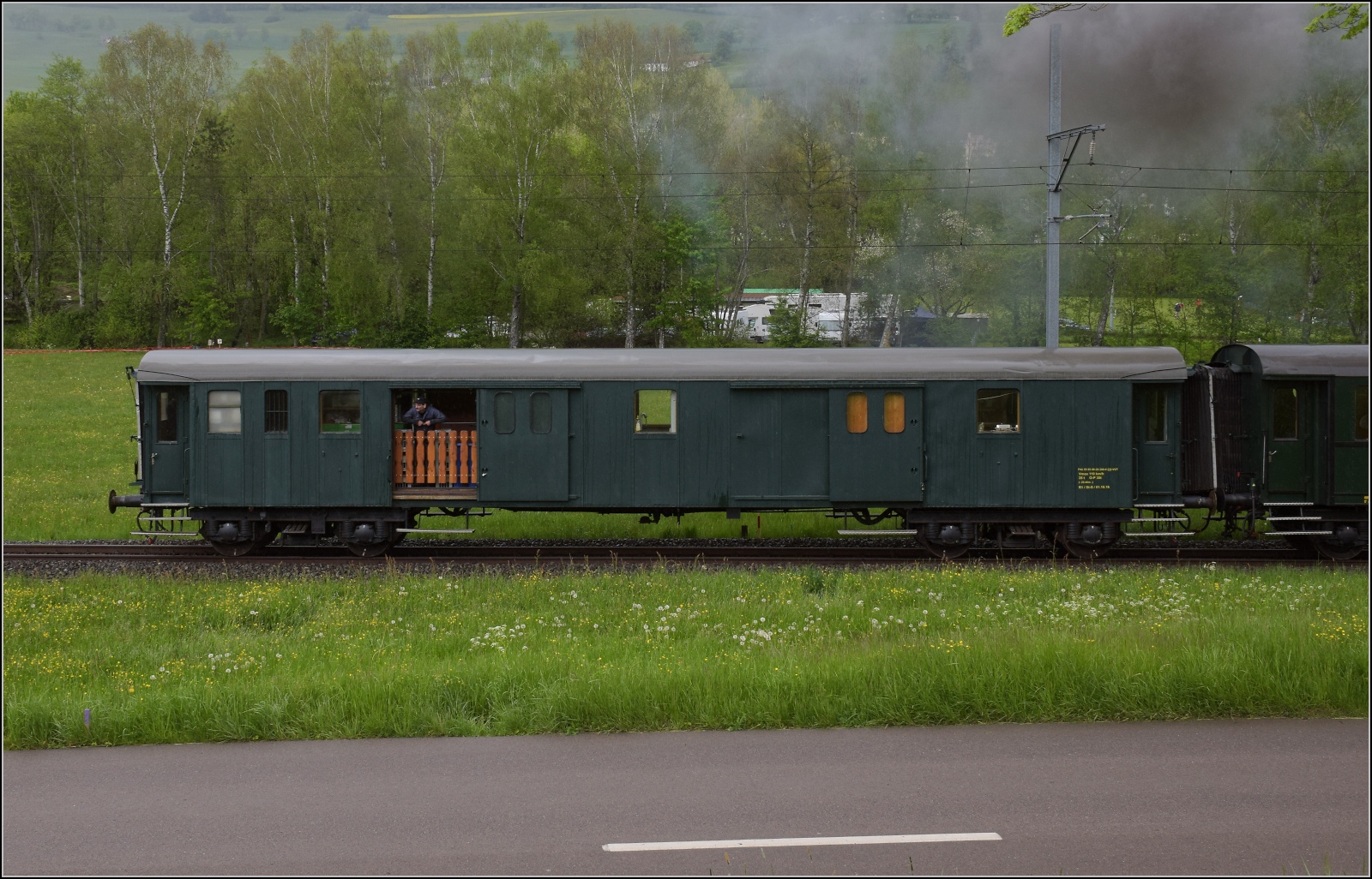 Vapeur Val-de-Travers: Train  Au fil de l'Areuse .

Der F4ü 11827 der SBB ist heute im Val Travers unterwegs. Als Küche hat er bei VVT eine neue Aufgabe gefunden. Couvet, Mai 2023.