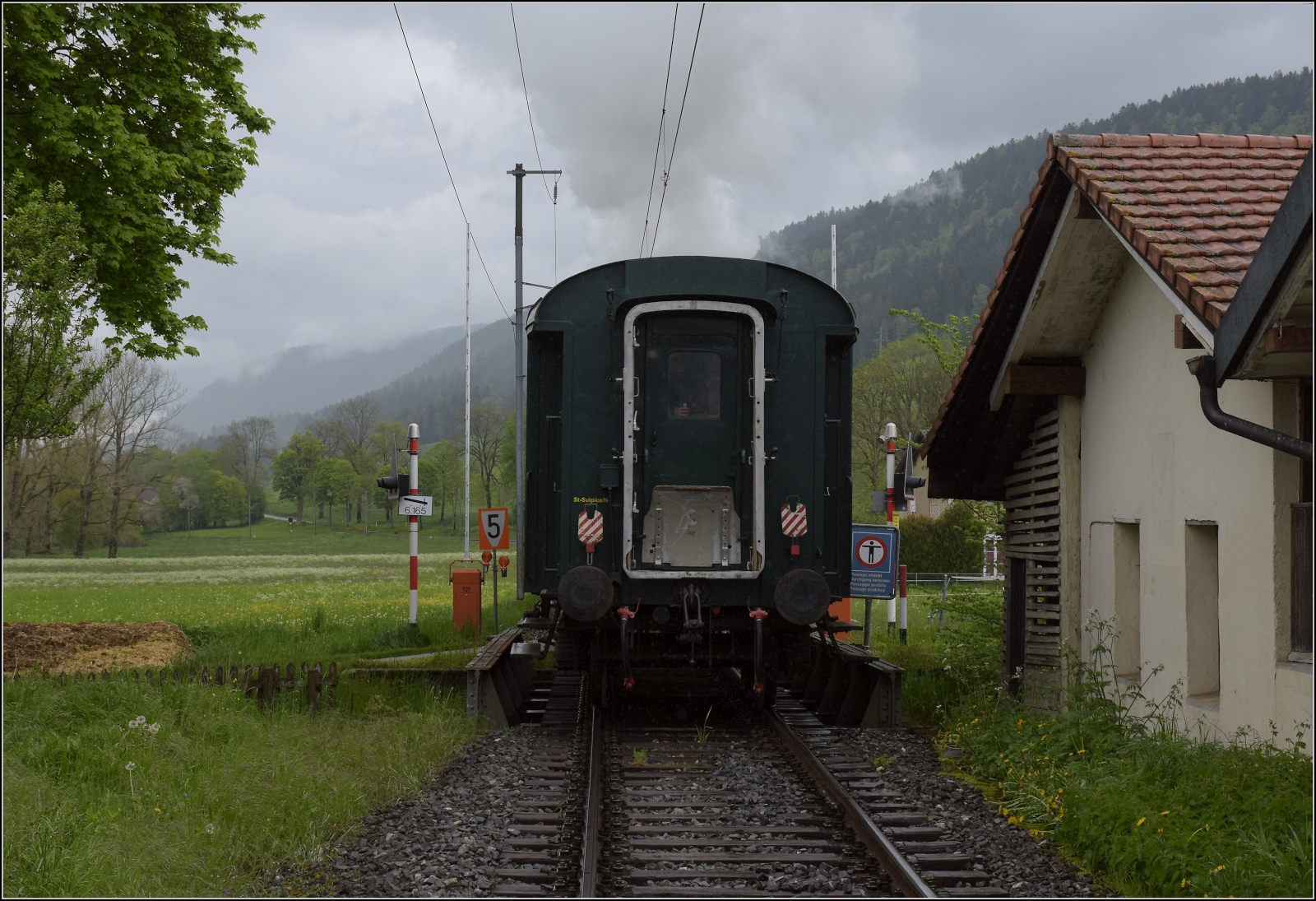 Vapeur Val-de-Travers: Train  Au fil de l'Areuse .

Zugschluss mit F4ü 11827 in Môtiers. Mai 2023.