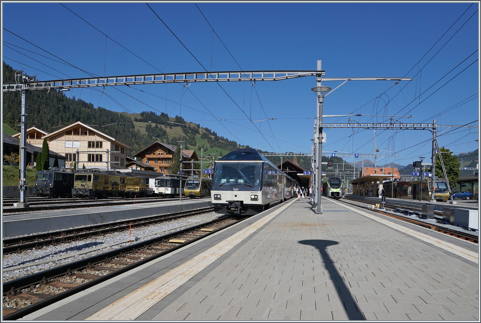 Viel MOB in Zweisimmen: GDe 4/4 6002 und 6003, Be 4/4 (ex Biperlisi), ein Lenkerpendel, im Vordergrund der Ast 117, dann ein BLS RABe 528 MIKA und von einem Mast verdeckt ein zweiter Lenkerpendel. 

7. Oktober 2023