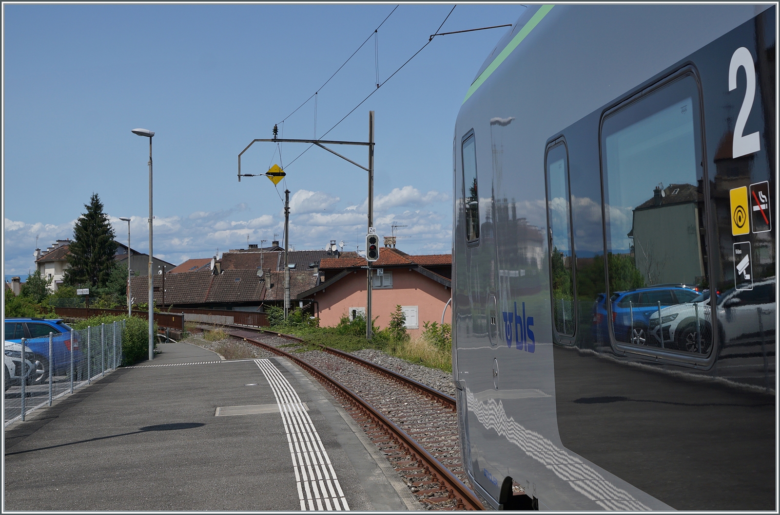 Vom Ende des BLS RABe 528 105  MIKA , der als R91 6121 nach Brig auf die Abfahrt wartet gleitet der Blick auf die Fortsetzung der Strecke in Richtung Grenze. Bisher haben die Bemühunge zur wiedereröffnung der Strecke nach Evian noch nicht gefruchtet, wobei gerade im Störungsfall dieser Lückneschluss sehr willkommen wäre.

24. Juli 2024