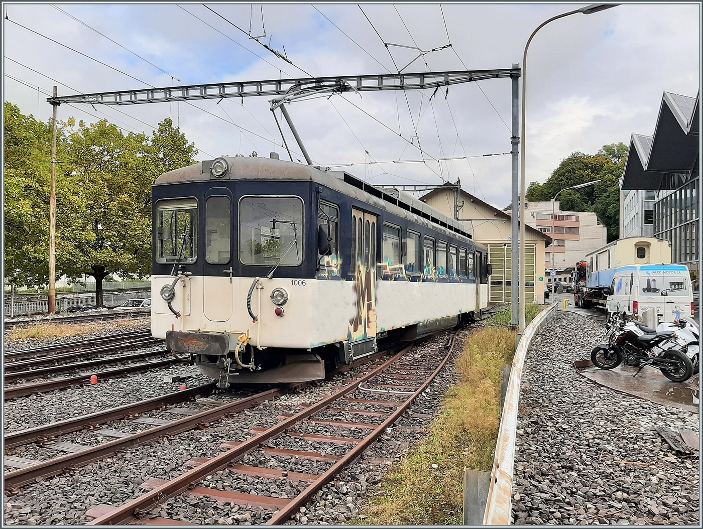 Welch Glück - noch einmal (zum letzten Mal?) konnte ich den MOB Be 4/4 1006 ex  Bipperlisi  aufgebügelt fotografieren! Der Be 4/4 1006 hat in Vevey den alten D31 rangiert, der zum Zeitpunkt der Aufnahme bereits auf einen französischem LKW mit Anhänger verladen war (ganz rechts im Bild) und auf den Abtransport wartete. Der MOB Be 4/4 1006 wurde in der Folge in Vevey zwischen dem Schneeflug MOB X12 und einem der neuen vierachsigen Niederbordwagen auf einen Nebengleis abgestellt. 

24. Sept. 2024