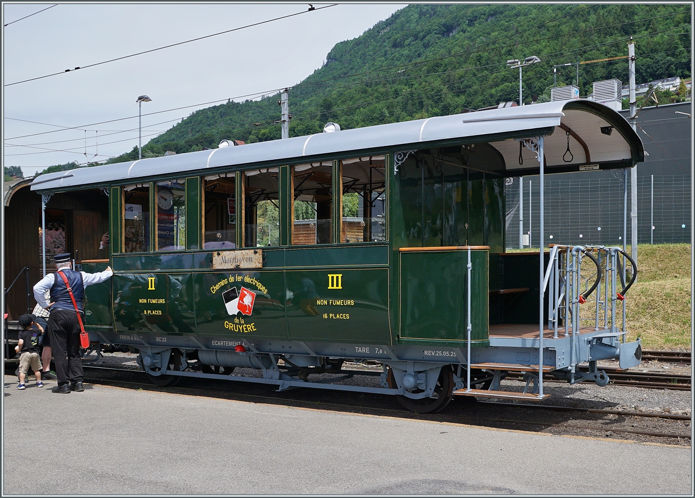 Wie frisch aus der Schachtel - der revidierte GFM C2 N° 23 (Baujahr 1903) der Blonay Chamby Bahn in Blonay.

1. Juni 2025