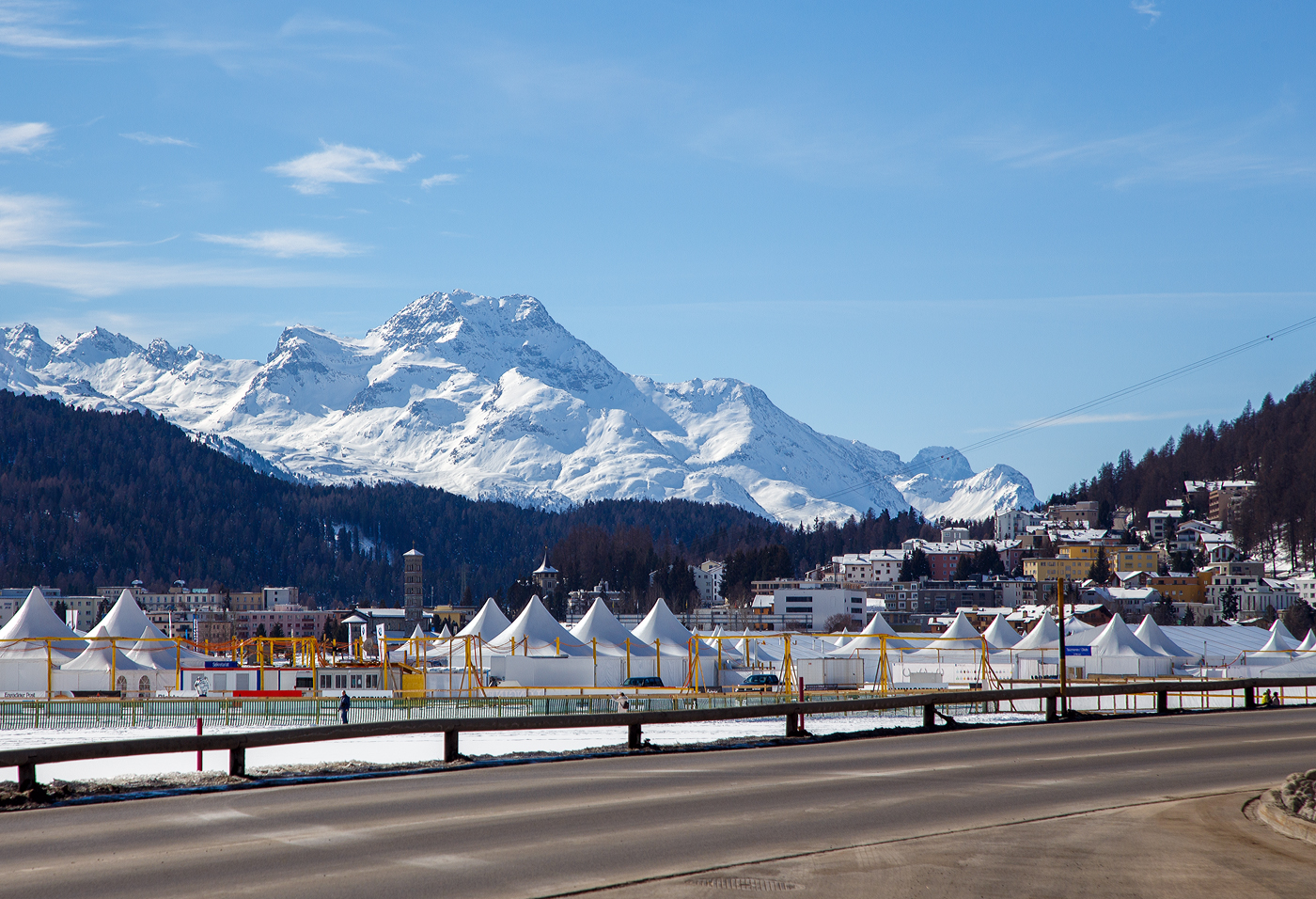 Wir waren einen Tag nach der 44. Alpinen Skiweltmeisterschaften (6. bis 19. Februar 2017) in St. Moritz. Blick vom RhB Bahnhof Sankt Moritz am 20 Februar 2017 in südlicher Richtung, hier kann man noch die vielen Zelte sehen.

Der Weg unserer Rückreise von Tirano (Italien) nach Hause führte uns mit der RhB Berninabahn über St. Moritz, hier hatten wir eine etwas längere Umsteigezeit bevor es über Chur und Landquart weiter ging.
