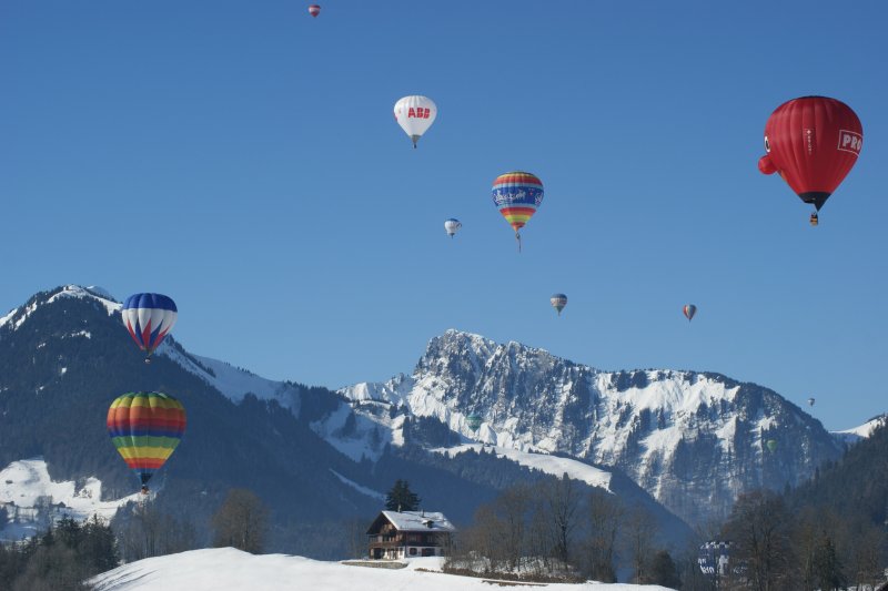 Es schwebt was durch die Luft: Heissluftballone bei Chteau d'Oex. 
(30.01.2009)
