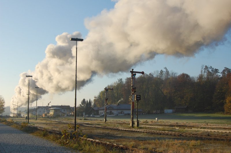 Nach der Durchfahrt der 57 2770 hielt sich die Dampfwolke noch ziemlich lange in Tling. (18.10.2008)
