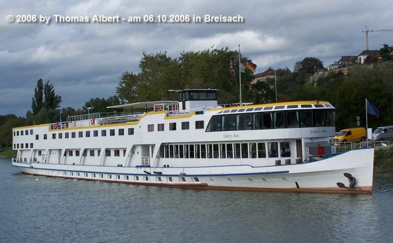 Name:  LIBERTY ANN  , ex  MR.JAN ELSHOUT  - 2006 , ex  HELENA ADRIAAN  - 1964 , ex  RHENUS 125  - 1962 / Baujahr: 1939 / Bauwerft: Boele in Bolnes (Niederlande) / Flagge: Niederlande (Schweiz bis 1962) / L�nge: 86,55 m (vor Umbau 76,05 m) / Breite: 9,80 m (vor Umbau 9,48 m) / Tiefgang: 1,75 m (als Frachtschiff 2,64 m) / 144 Passagiere / Antrieb: 2 x Caterpillar mit je 633 PS (ex 2 x Deutz mit je 400 PS) / Eigner ~ Betreiber: Scaramouche Handelshuis BV in Schalkwijk (United Cruise in Arnhem bis 200? , Mr. Jan Elshout Scheepvaart Maatschappij BV in Rotterdam bis 2006 , Watertransport BV in Rotterdam bis 1987 , Pieter Sleepschip BV in Rotterdam in 1986 , Stichting Watertransport in Rotterdam bis 1986 , C. Heuvelman in Ouderkerk a/d IJssel bis 1964 , Rhenus Schiffahrt AG in Basel bis 1962) / Heimathafen: Arnhem / Fahrtgebiet: Rhein / Schiffs- oder Registriernummer: 2311131 (ex 7000294 bis 1962) / Bemerkung: Das ehemalige Frachtschiff wurde 1964 bei Jonkerpaans in Dordrecht zum Kabinenschiff umgebaut. Am 11.02.1971 ist es vollst�ndig ausgebrannt. Anschlie�end wurde es bis bis auf den Rumpf abgerissen, um 10 Meter verl�ngert und neu aufgebaut. 1970 und 1986 wurden jeweils neue Motoren eingebaut.
