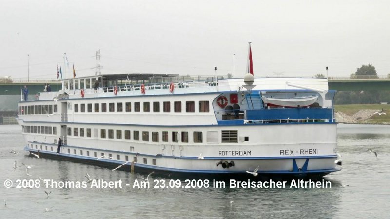 Name:  REX-RHENI  - Name:  REX RHENI  / Baujahr: 1979 / Bauwerft: Bodewes in Millingen a/d Rijn (Niederlande) - Baunummer 745 / Flagge: Niederlande / L�nge: 90,50 m / Breite: 11,40 m / Tiefgang: 1,40 m bis 1,57 m / 151 Passagiere / Antrieb: 2 x Deutz mit je 1080 PS / Eigner ~ Betreiber: Rijfers River Cruises in Arnhem (ex Filia Rheni BV in Oosterbeek bis 2004) / Heimathafen: Rotterdam / Fahrtgebiet: Rhein und Mosel / Schiffs- oder Registriernummer: 02007993 / Bemerkung: Das Schiff wurde 1978 bis 1979 in drei Sektionen erbaut. Das Achterschiff bei Bodewes, das Mittelschiff bei Slob in Sliedrecht und das Vorschiff bei Schram in Bolnes. Der Zusammenbau erfolgte bei Bodewes und die Probefahrt am 19.05.1979.
 	 